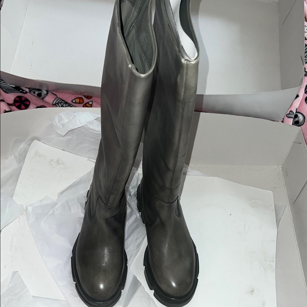 BNIB Free People Brooks boots